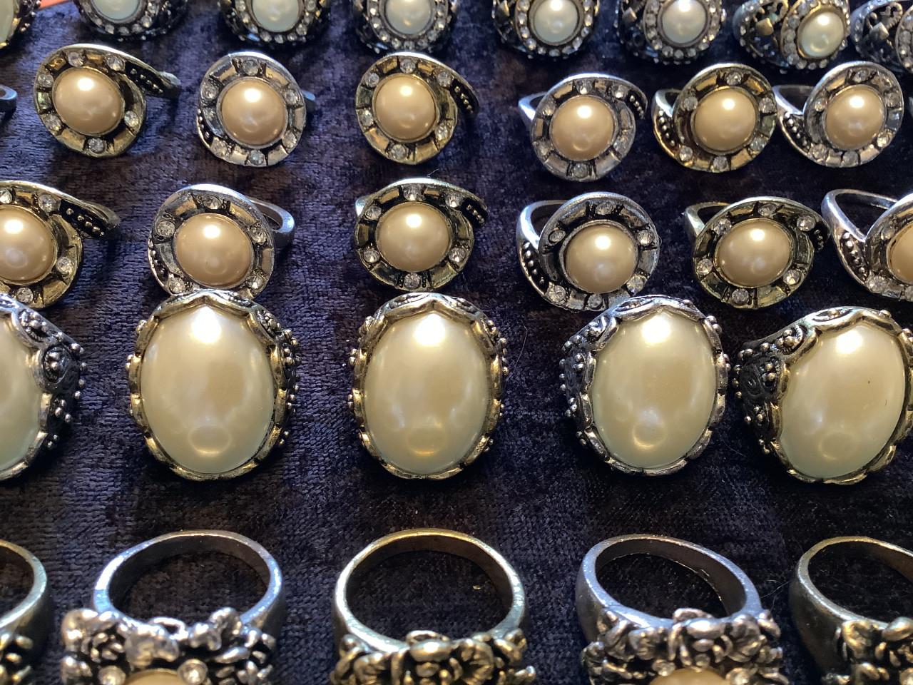 Partij mooie ringen. ( partij 120) Aanbieding !!!!!!