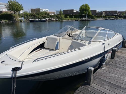 Bayliner Capri 235LX V8 5lit 220pk incl nieuwe trailer (2021)