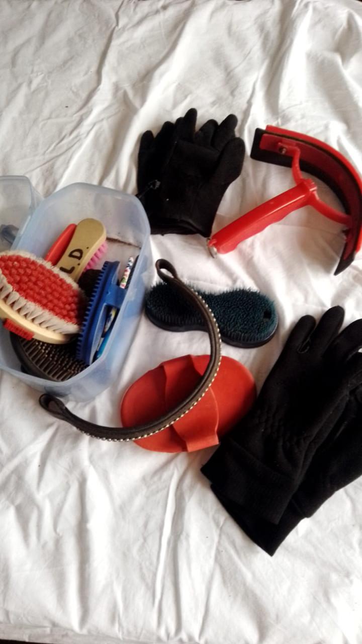 Paarden benodigdheden.