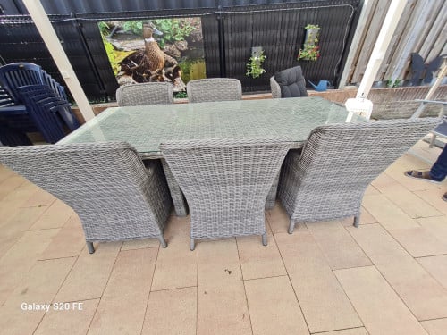 Tafel met zes stoelen kussens erbij