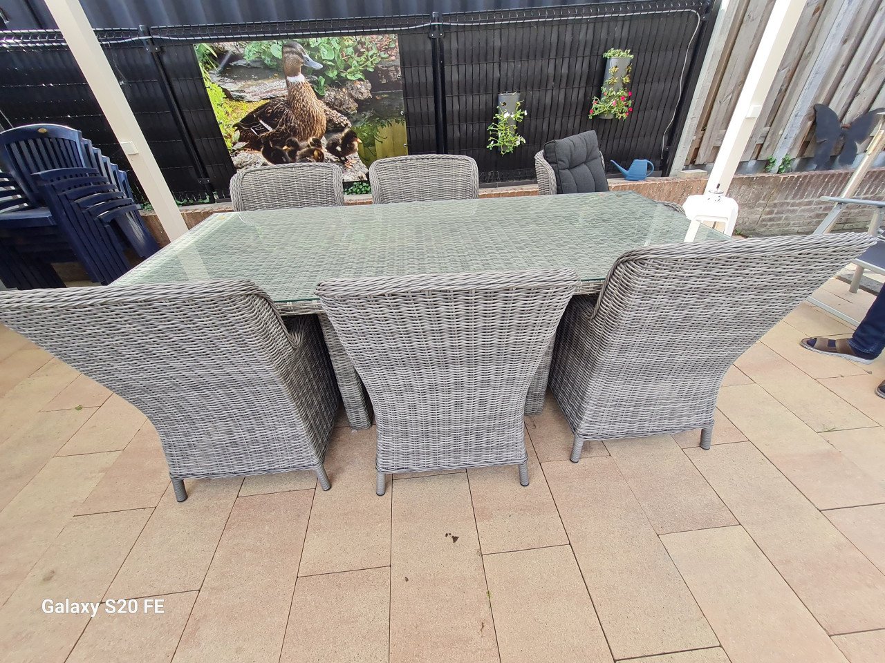 Tafel met zes stoelen kussens erbij