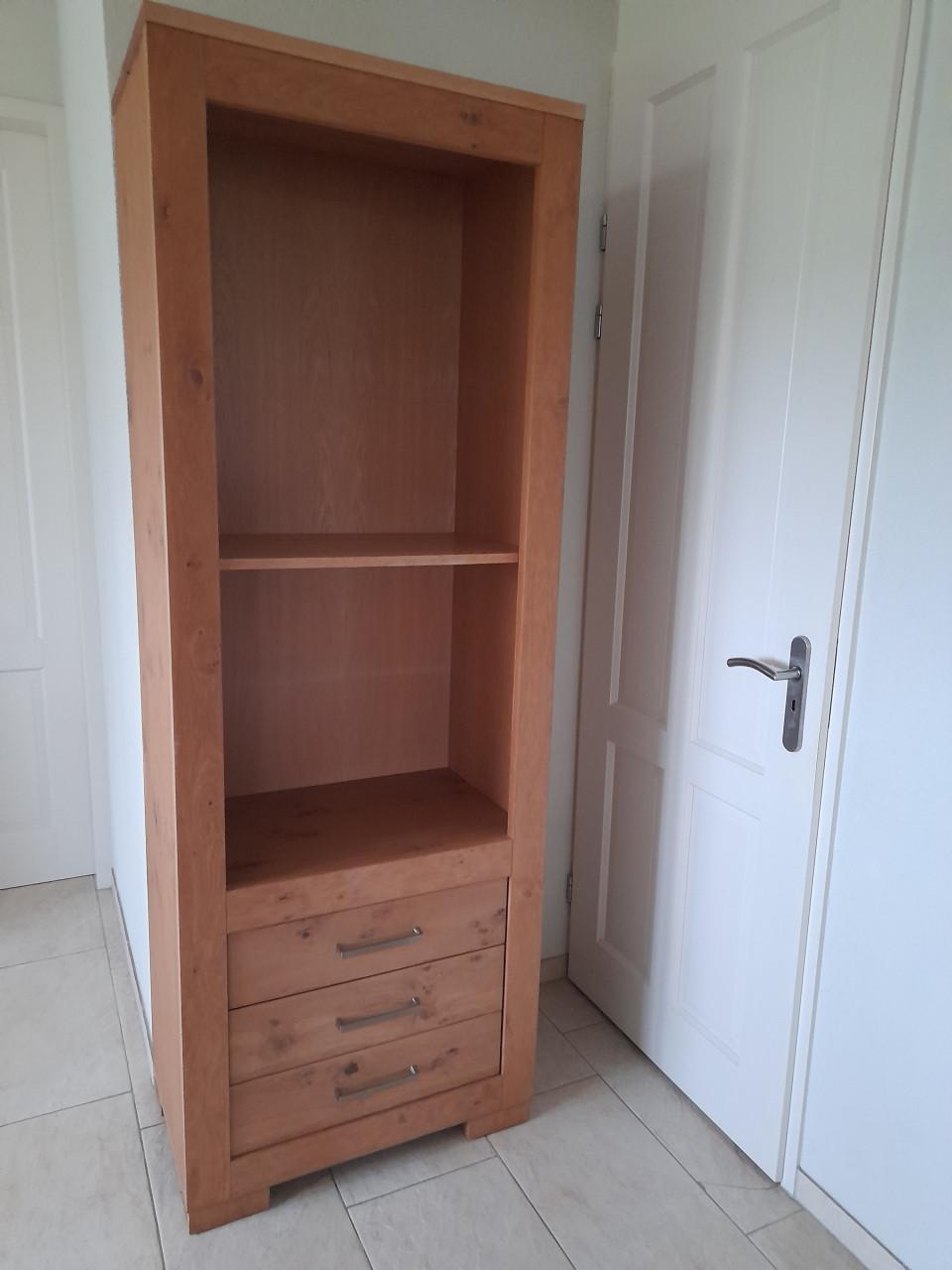 Prachtige degelijke  kast  74 x 45 x 207H ( in goede nette staat )