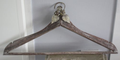 Hele mooie brocante kastok met houten rozen van metaal