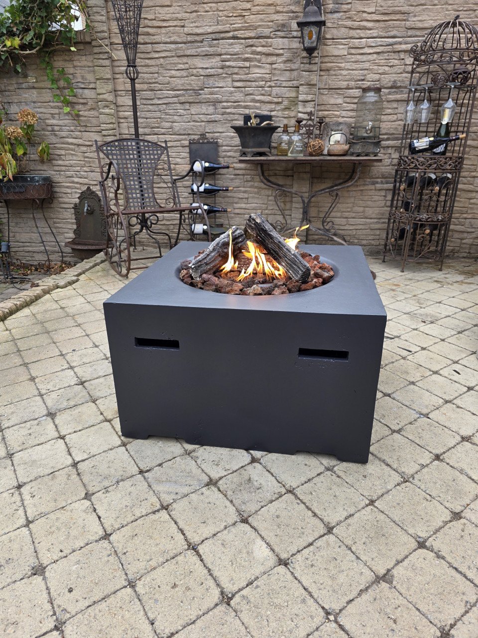 Prachtige Vuurtafel gemaakt van composiet met een stoere betonlook