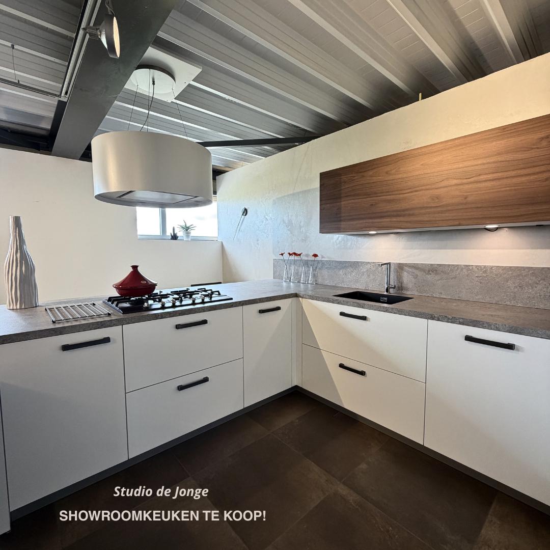 Moderne U-keuken met veel werkruimte & warme uitstraling