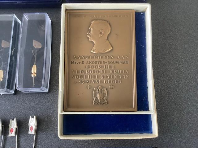 Collectie penningen etc. Het Nederlandsche Rode Kruis.