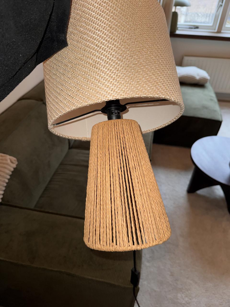 Leuke sfeervolle stalamp met rotan voet