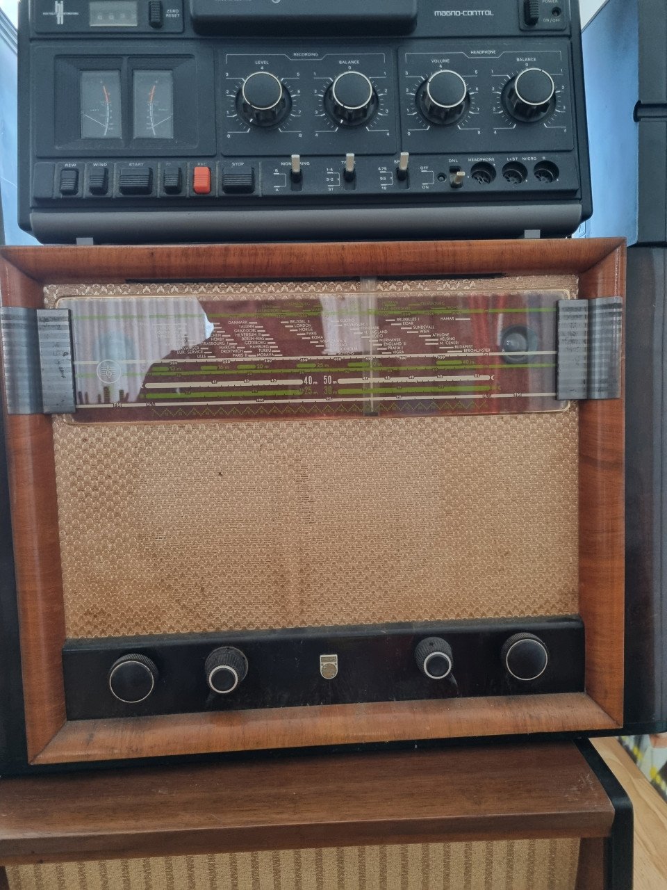 Oude radio en audiomeubel