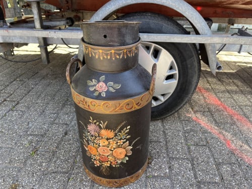 Melkbus beschilderd
