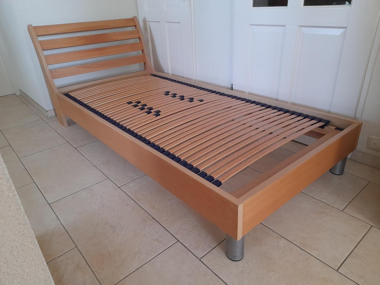 Mooi net 1 persoons bed 90 x 200 (in goede staat)