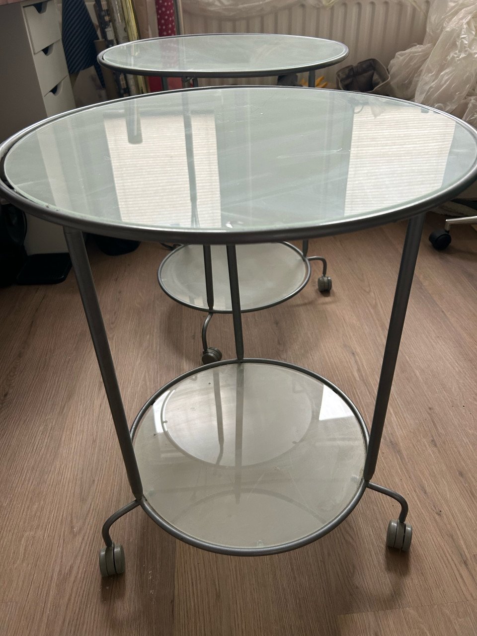 Twee glazen IKEA bijzettafeltjes