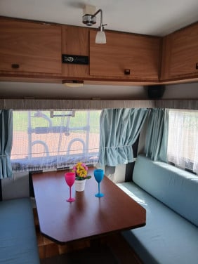 Caravan Avento retro met stapelbed + vernieuwd interieur