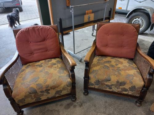 2 antieke stoelen