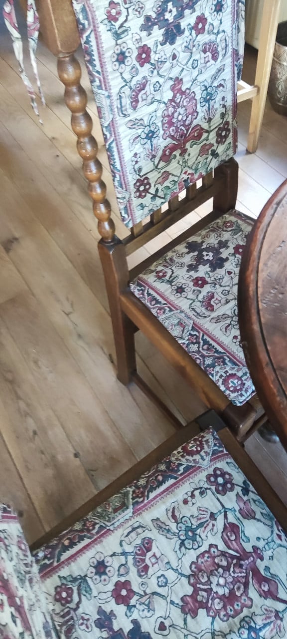 4 Spaanse stoelen met ronde tafel