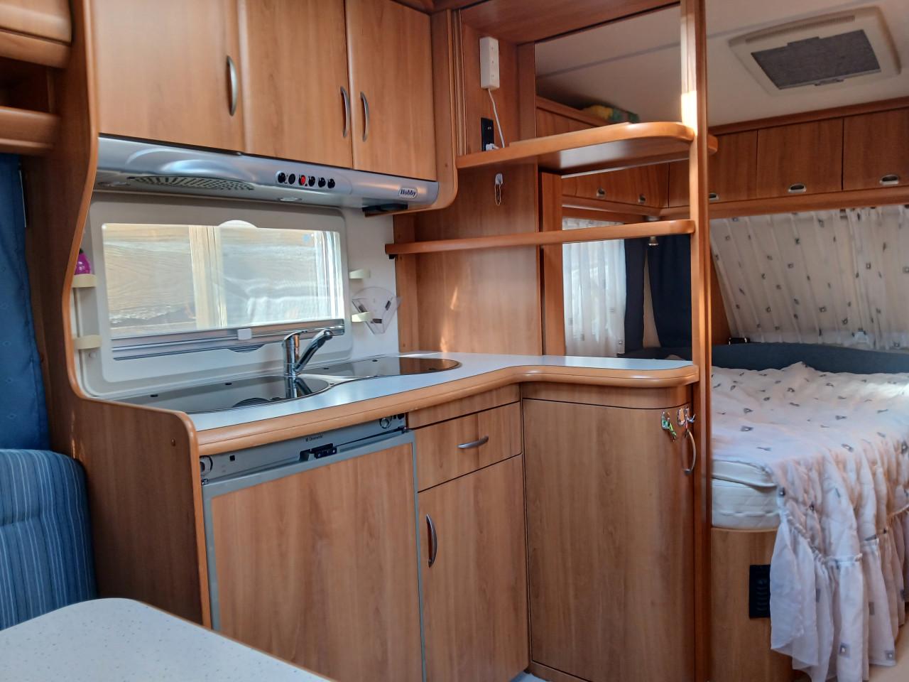 Caravan Hobby met mover en fietsendrger, zgan. voortent en luifel