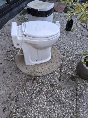 Sanibroyeur toilet