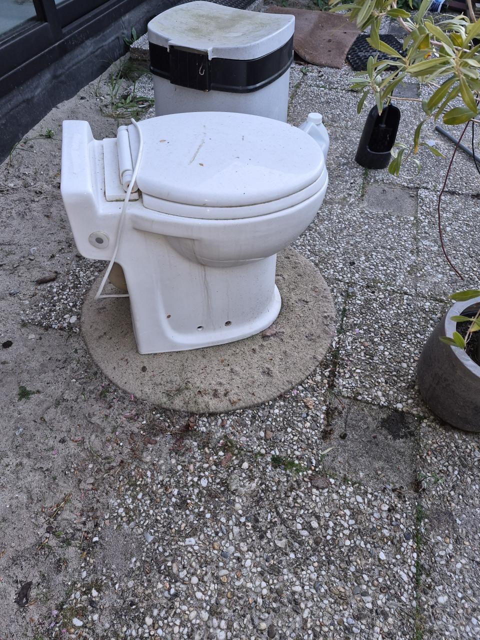 Sanibroyeur toilet