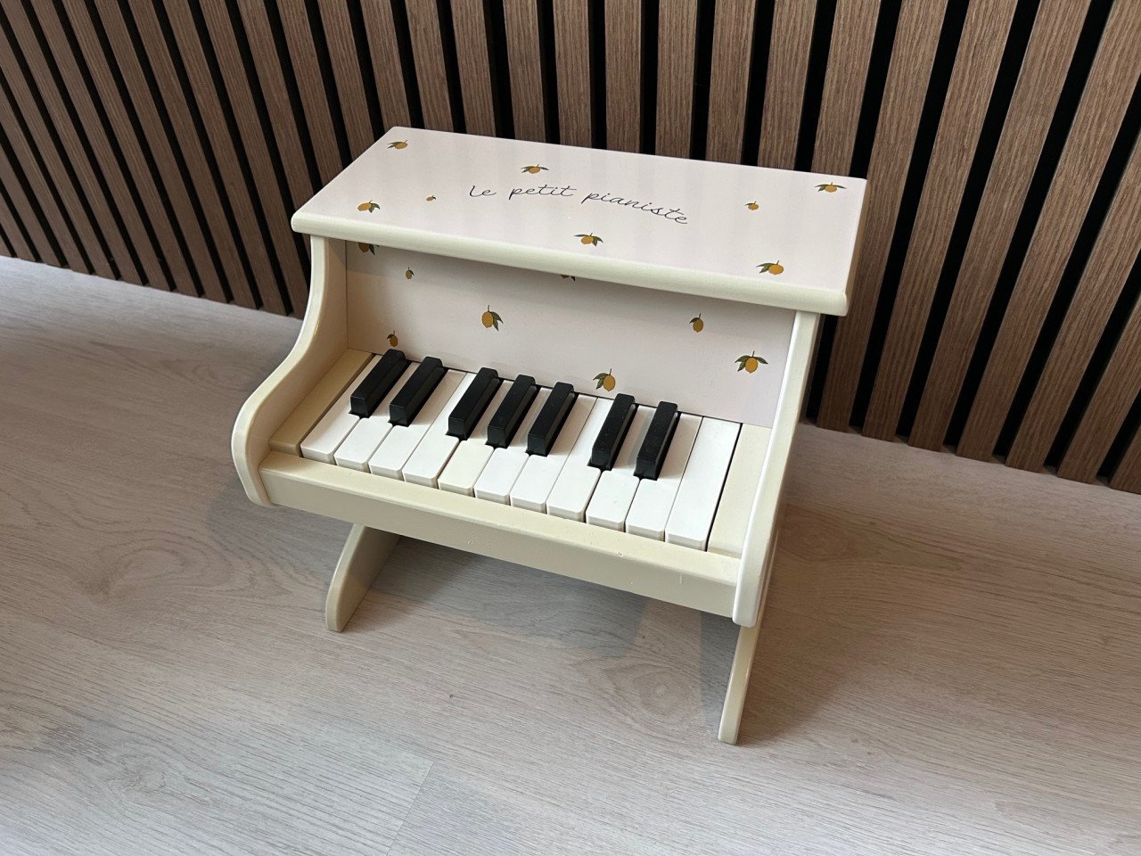 Kinderpiano van het merk Konges sløjd