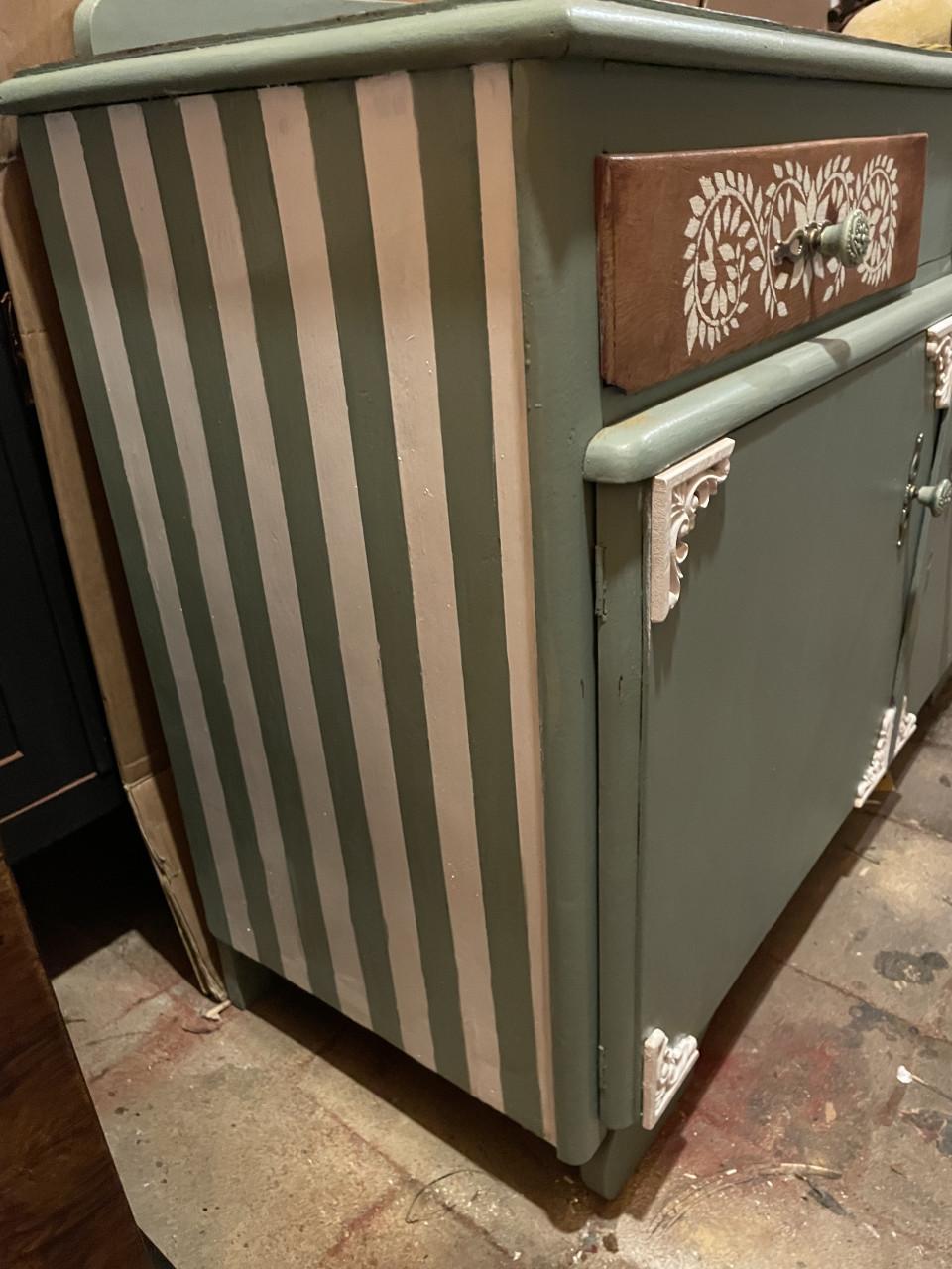 Uniek landelijk kastje