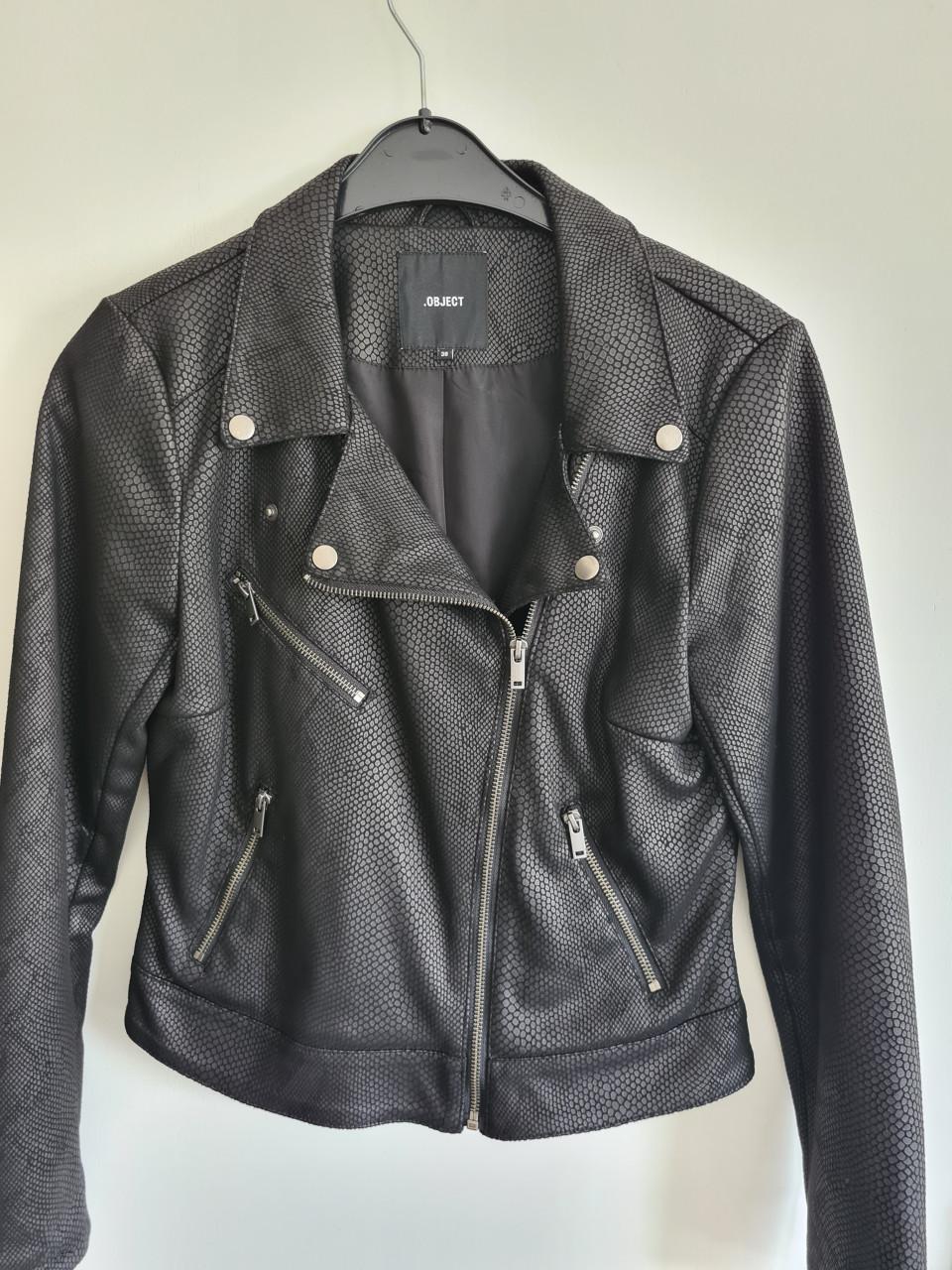 Object zwart imitatie leren bikerjasje Maat M