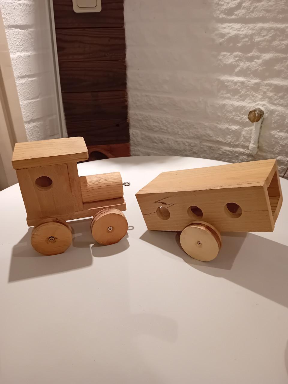 NIEUWE houten trein en duwkarretje