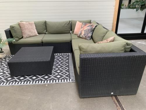 Zwart Wicker loungeset met losse stoel.