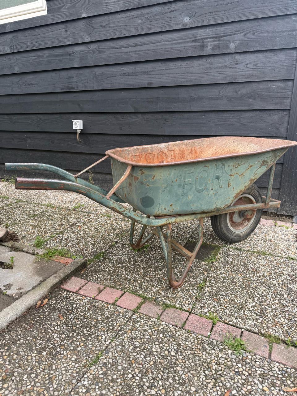 Fort kruiwagen met massief wiel