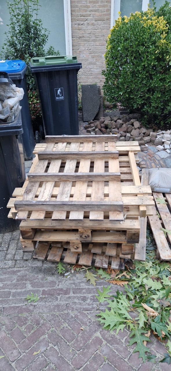 Diverse tuin tegels beton blokken en houtpellet