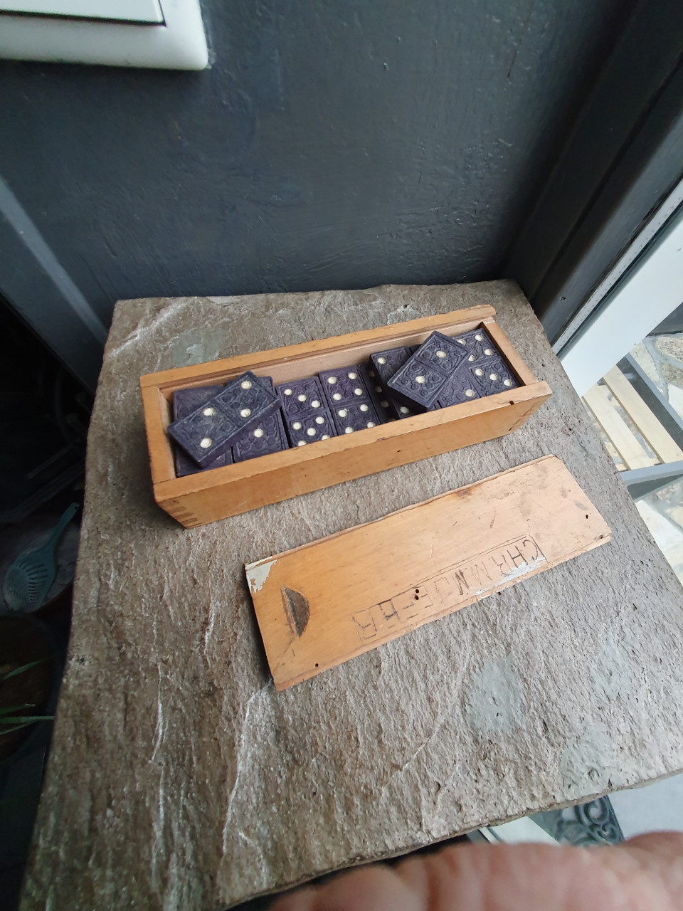 Mooi antiek domino spel, compleet 28 stenen, in houten doos