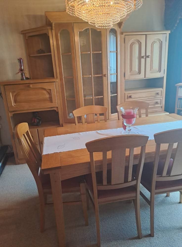 Eettafel met stoelen