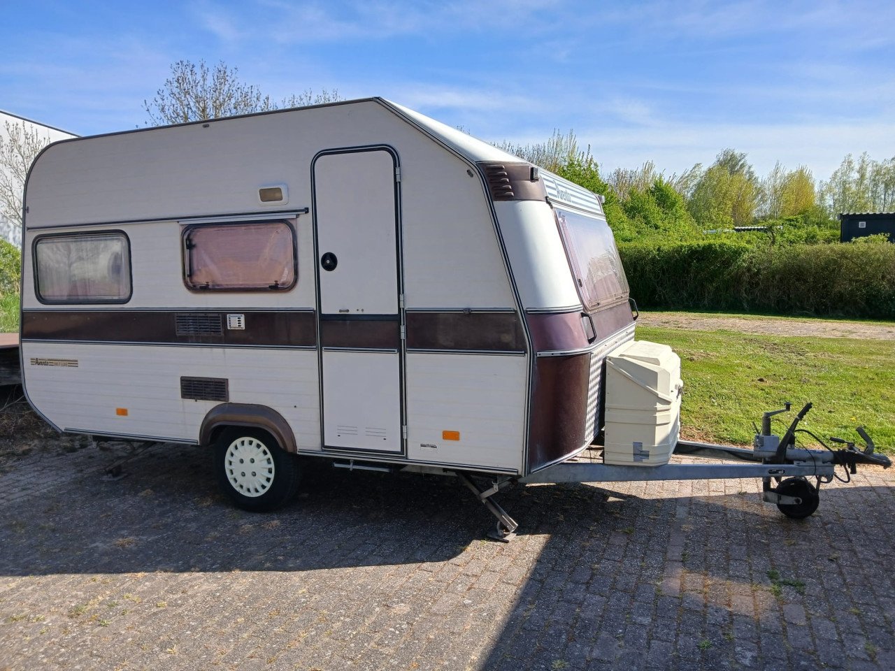 Caravan Avento retro met stapelbed + vernieuwd interieur