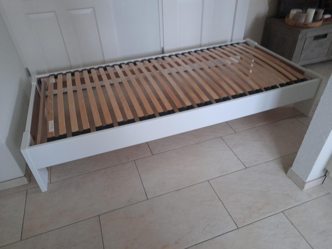 1 persoons bed 90 x 200 (in goede staat)