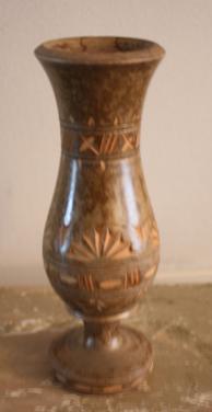 Mooi hout gesneden vaasje