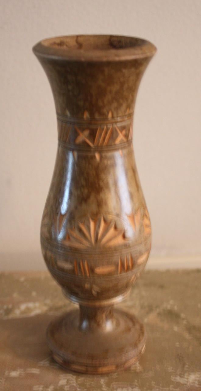 Mooi hout gesneden vaasje