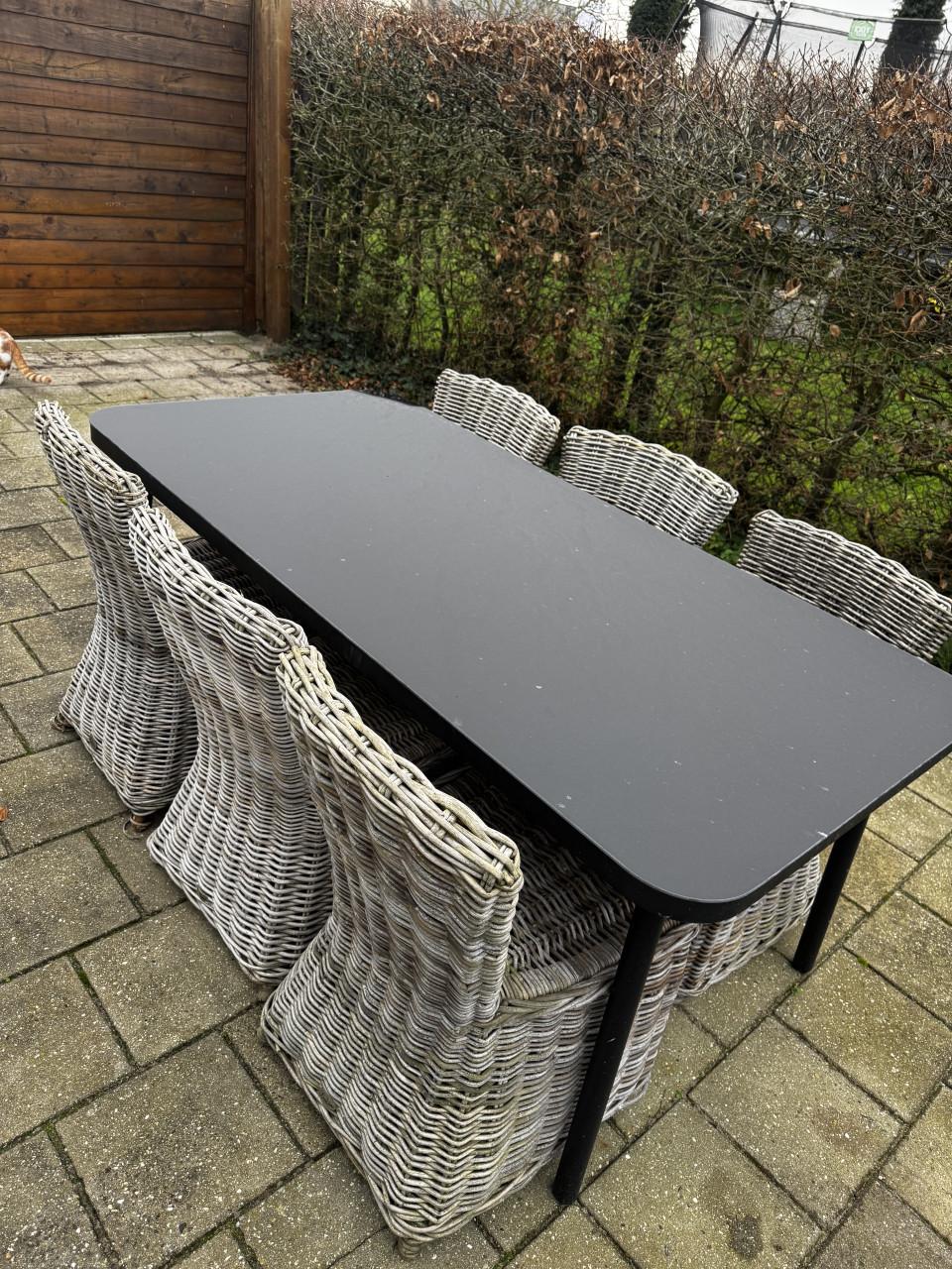Buitentafel met 6 stoelen