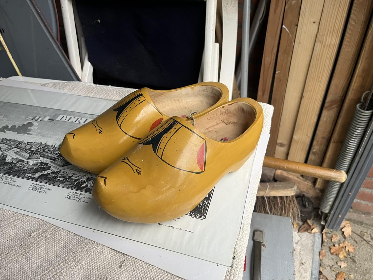 Blank gelakte houten klompen