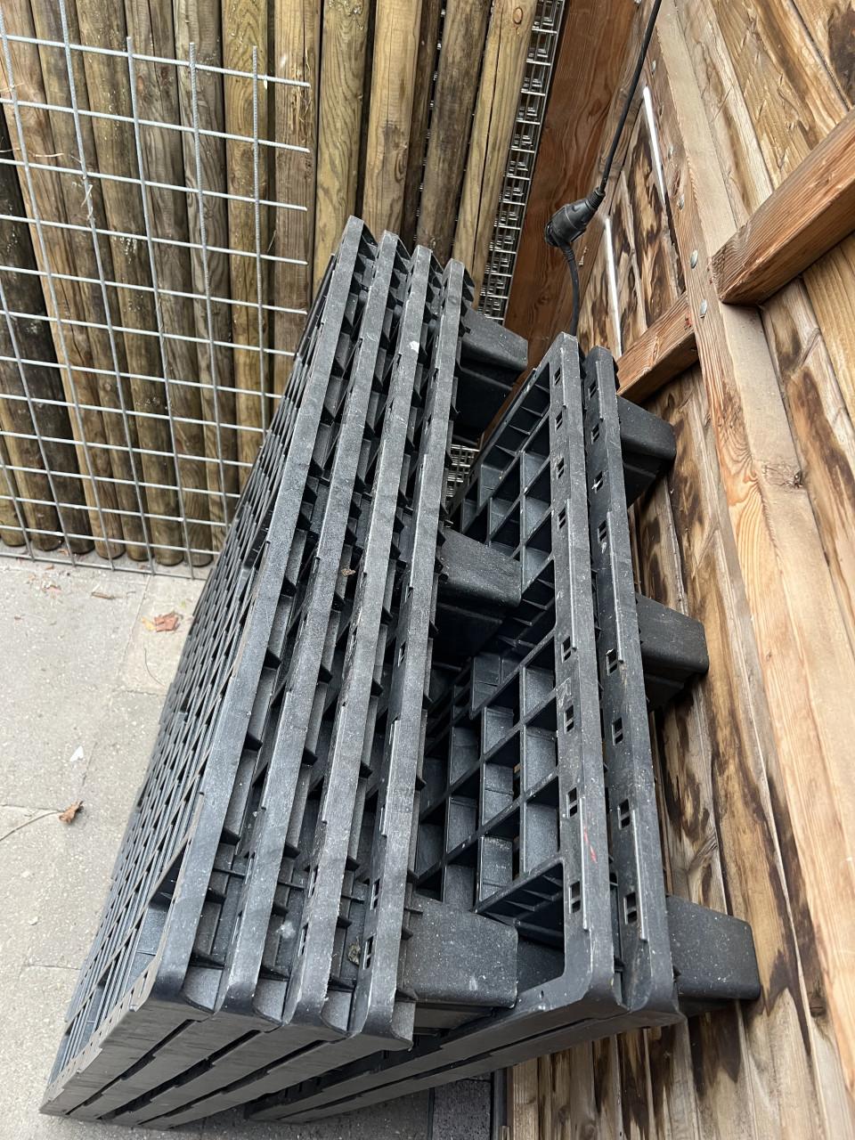Gratis af te halen: 6 plastic pallets