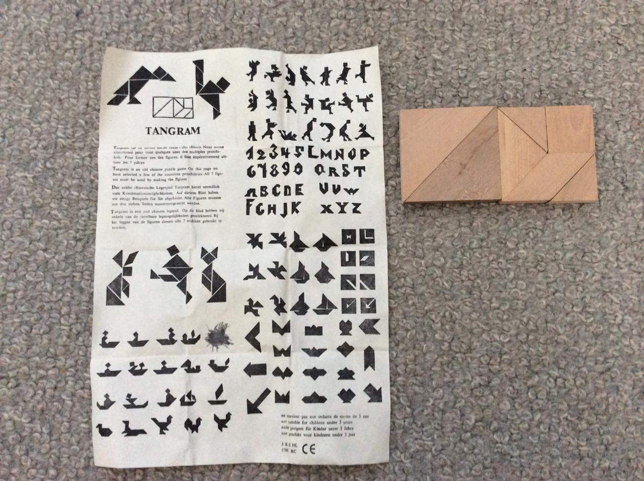 Stapeltoren, houten blokken en doos met blokken en knoppuzzels.