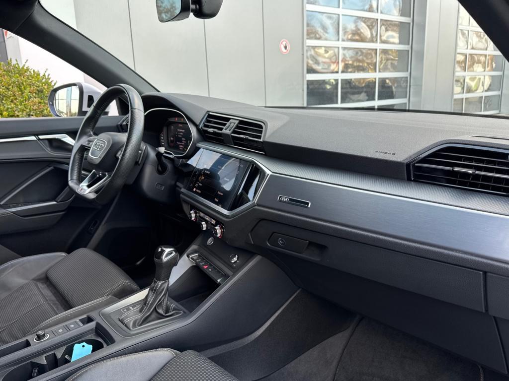 Audi Q3 35 tfsi 3x s-line* keyless * matrix led * camera * carplay