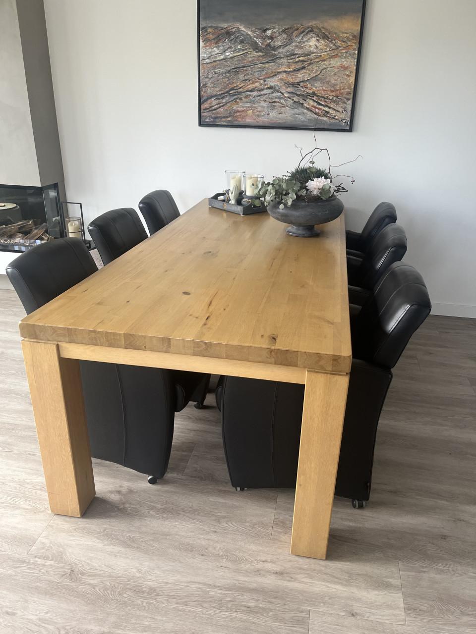 Eettafel licht massief eiken met 6 leren armstoelen