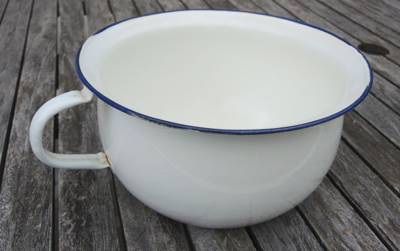 Emaille ondersteek / bedpan met deksel + emaille po