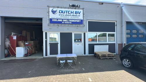 Tafel en vier krukjes