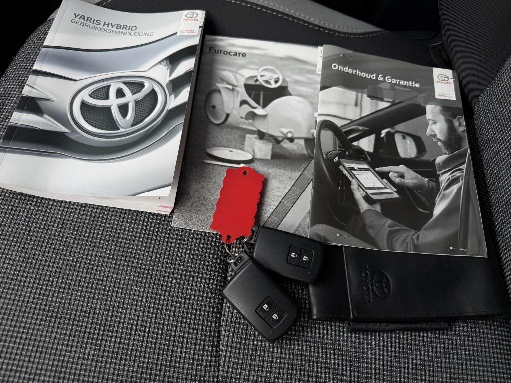 Toyota Yaris 1.5 hybrid - luxe y20 uitvoering - parelmoer wit -