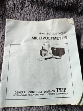 Zgan  ITT General Controls Millivoltmeter in leren opbergtas....