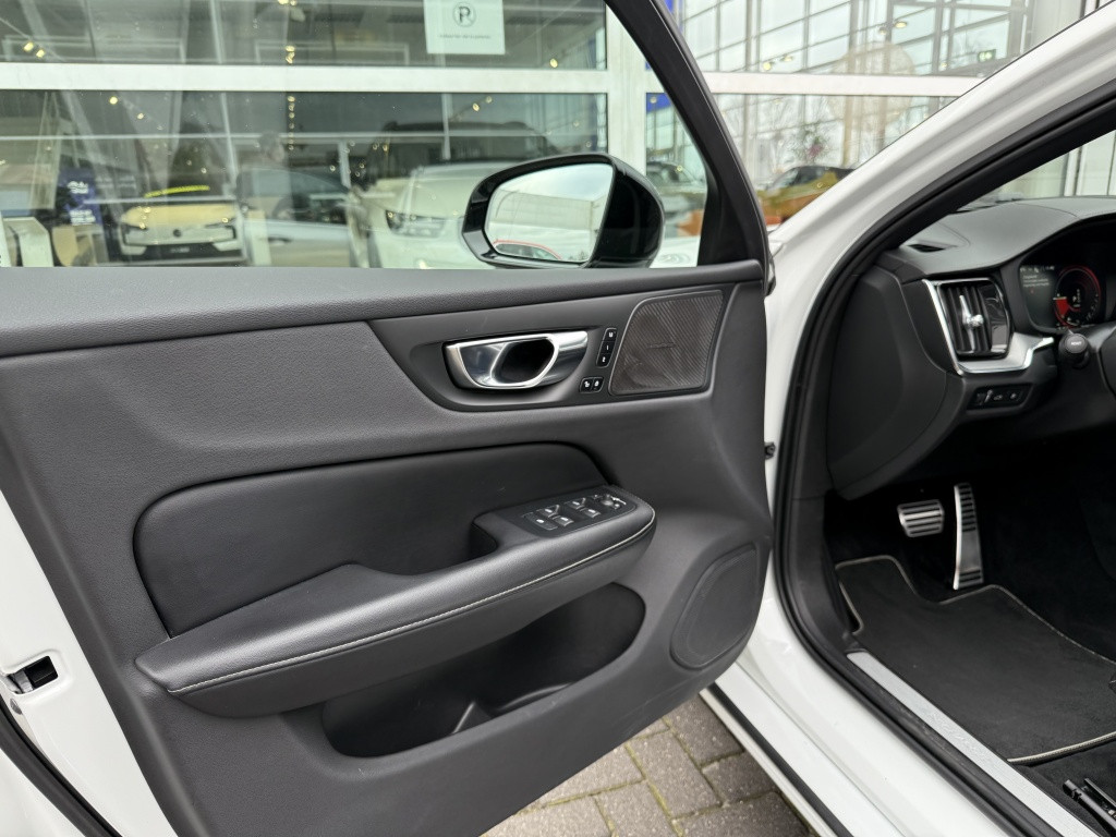 Volvo V60 t6 340pk recharge r-design| panodak| adap.cruise| 360camera| tre