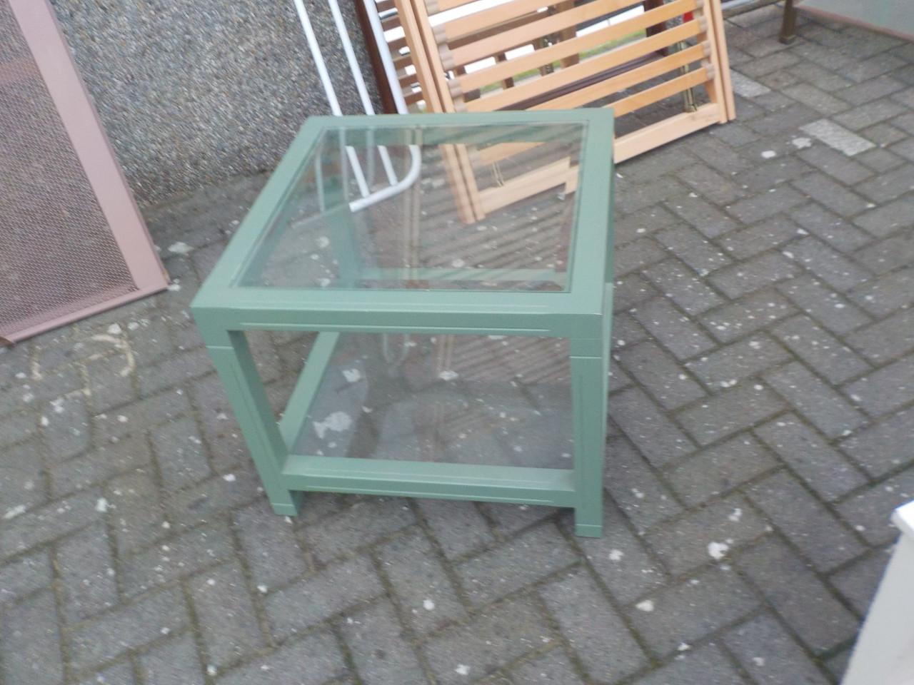 Eenvoudig glazen bijzettafel in zeer goede staat 60 x 60 cm