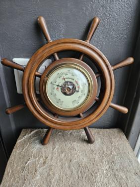 Prachtig houten stuurwiel barometer in nette werkende staat