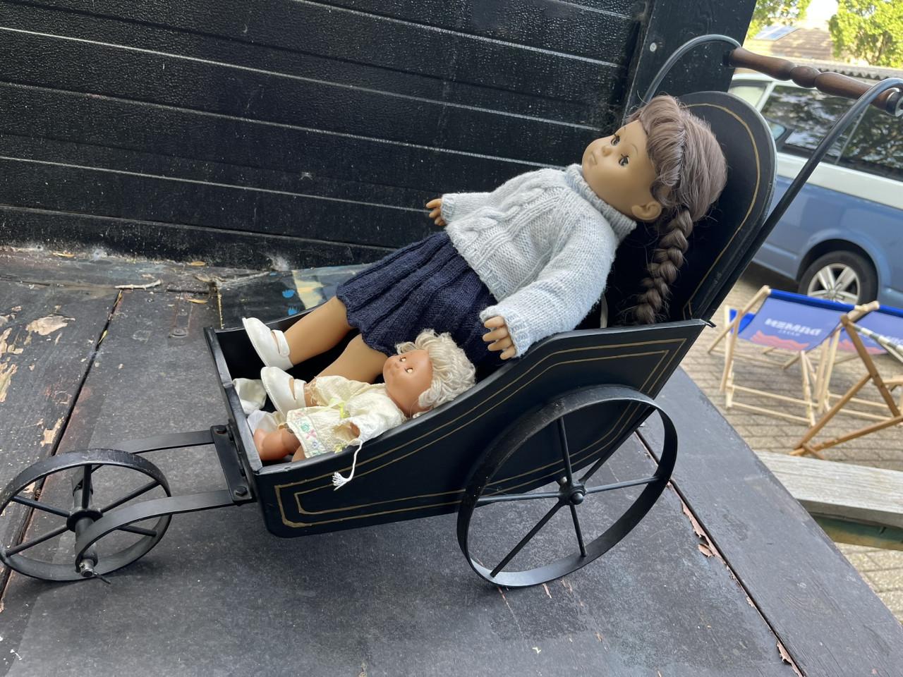 Poppenwagentje met pop, antiek