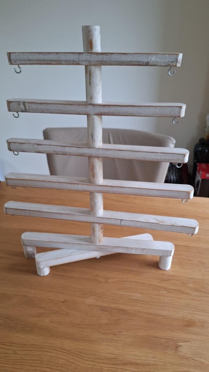 Wit houten standaard met haakjes