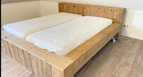 Tweepersoonsbed van steigerhout 180 bij 200
